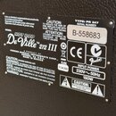 Fotografie detailně zobrazuje zadní štítek s technickými specifikacemi na černém kytarovém zesilovači. Na štítku je uveden model Hot ROD DeVille 212…