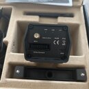 Černý elektronický modul v kartonové krabici. Na zadní straně jsou nápisy PWR, USB, WIFI u kontrolních LED diod a texty Made in China, RoHS, IP20, CE…