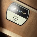 Fotografie detailu štítku uvnitř akustického nástroje z dřeva. Na černobílém štítku je logo a nápis FURCH, označení modelu LJ 10-CM a sériové číslo S…