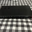 Černý rackový kytarový předzesilovač s nápisem TUBE PREAMP E530 modern Rock a logem ENGL. Přední panel obsahuje řadu ovládacích knoflíků, přepínačů a…