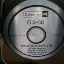 Fotografie zachycuje zadní stranu reproduktoru s kovovým magnetem. Na středovém štítku je uveden název značky Celestion a model G12-50. Je zde uveden…
