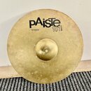 Kruhové mosazný činel s viditelným povrchovým opotřebením a skvrnami. Na povrchu je černý nápis pAiste, pod ním text 16" CRASH a vedle loga označení…