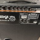Zadní strana černého basového komba s oranžovým ovládacím panelem. Na zadním panelu je bílý nápis ORANGE a model CRUSH Bass 50 spolu s logem značky.…