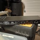 Zadní strana černého rackového zařízení značky dbx PROFESSIONAL PRODUCTS. Na panelu jsou nápisy MODEL 231s, 2-CHANNEL GRAPHIC EQUALIZER a CAUTION. Js…