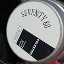 Zadní strana reproduktoru s bílým krytem. Na krytu je černý nápis SEVENTY 80 a černý pruh s bílým logem CELESTION. Vedle pruhu je svisný nápis G12P-8…
