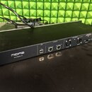 Černý rackový přístroj s nápisem MIDAS a označením modelu DN4816-D. Na zadním panelu jsou konektory DC INPUT, USB, ULTRANET INPUT a OUTPUT, dále port…