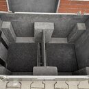 Otevřený transportní kufr s hliníkovým profilem a černým vnitřním povrchem. Vevnitř jsou dvě oddělená jádra s tmavým, texturovaným povrchem a tlumicí…