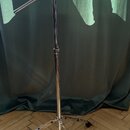 Kovový mikrofonní stojan stříbrné barvy s teleskopickým storem a rozkládacím stativem. Horní část tvoří nastavitelné rameno s dvěma klouby a držákem…