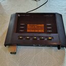 Černý přehrávač s nápisy cymatic audio a Live Player LP-16. Zařízení má oranžový displej s textem MT 00:02:14 Song 1 of 38 PreLoading Song OK a řadou…