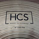Detailní pohled na povrch kovového činely s viditelným broušením. Uprostřed je černý nápis HCS v rámečku a pod ním text MADE IN GERMANY. Dole je uved…