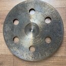 Kovový činel s šesti vyvrtanými otvory v těle. Na povrchu je vlevo nápis 19" CRASH a vpravo logo značky Sabian. Povrch vykazuje známky opotřebení a o…