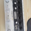 Kytarový předzesilovač Mooer Preamp Live v bílo-černém provedení. Na zařízení jsou viditelné nápisy MOOER, PREAMP LIVE a TONE CAPTURE. Ovládání tvoří…