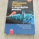 Fotografie znázorňuje knihu s modrým spodním okrajem a černým pozadím v horní části. Na obálce je uveden autor Mike Senior a název Mixujeme hudbu v d…