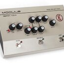 Stříbrný basový předzesilovač s nápisy MODULE, TERRA NOVA a BASS PREAMP PEDAL. Zařízení obsahuje několik otočných ovladačů s popisky CLIP, INPUT GAIN…