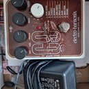 Hnědý efekt pedál s bílým rámem a nápisem electro-harmonix NEW YORK CITY, USA. Na horní ploše je bílé logo B3 organ machine a seznam tónů od 1 TONE W…