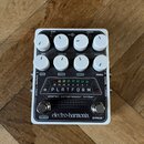 Bílý efekt pedál s nápisy PLATFORM a stereo compressor/limiter. Na spodní části je logo electro-harmonix a přepínač s popisky DRIVE a BYPASS. Zařízen…