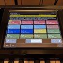 Fotografie zachycuje detail displeje digitálního klavíru nebo syntezátoru. Na obrazovce je zobrazeno menu s výběrem zvuků v tabulce, kde jsou vidět n…