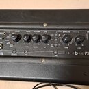 Černý kytarový kombo zesilovač s ovládacím panelem na horní straně. Na panelu jsou nápisy VOICE, GAIN, VOLUME, EQ, EFFECTS a POWER, dále označení STE…