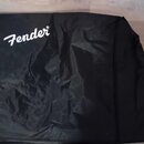 Černý textilní obal na hudební nástroj. V horní části je bílý nápis Fender. Povrch materiálu je pomačkaný.