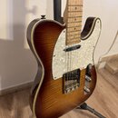 Elektrická kytara typu Telecaster s hnědým sunburst povrchem a krémovým lemováním. Nástroj má bílý perleťový pickguard a javorový hmatník. Na těle ne…