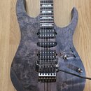 Elektrická kytara s šedým povrchem z plamení dřeva. Nástroj má tři snímače (dvě humbuckery a jeden single-coil), jeden ovládací knofík hlasitosti, př…