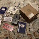 Fotografie zobrazuje efekt pedál v šedé barvě s nápisem RANGEMASTER. Součástí je hnědá kartonová krabice s nápisem BRITISH PEDAL CO. LONDON, ENGLAND…