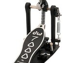 Černý basový pedál s kovovými prvky. Na stupni a na horní části pedálu je bílé logo dw, v prostřední části je nápis dw 7000 a text The Drummer's Choi…
