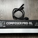 Zadní strana černého rackového zařízení s nápisem COMPOSER PRO-XL a logem behringer. Pod hlavním názvem je text AUDIO INTERACTIVE DYNAMICS PROCESSOR…