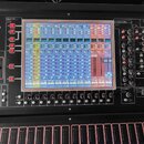 Digitální mixovací pult s nápisy DiGiCo a SD9. Střední část tvoří velký barevný displej s grafickým rozhraním, vlevo jsou umístěna ovládací tlačítka…