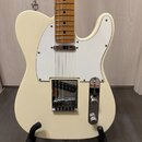 Krémová elektrická kytara typu Telecaster s bílým pickguardem a hnedým javorovým hmatníkem. Nástroj má dva snímače, chromovaný most a ovládací panel…