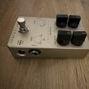 Stříbrný efekt pedál s čtyřmi černými oválnými knoflíky a jedním stomečem. Na levé straně je svisle napsáno ER LUMINAL COMPRESSOR a jsou zde vstupy I…