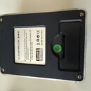 Zadní strana efekt pedálu v černém provedení s kovovým rámem. Na bílém štítku jsou nápisy AC ADAPTER DC9V, RoHS a MADE IN CHINA spolu s piktogramy. V…