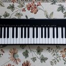 Černý MIDI kontrolér s klaviaturní klávesnicí. Na horním panelu je vlevo nápis KEYSTATION88 MK3 a vpravo logo M-AUDIO. Nástroj je v dobrém vizuálním…