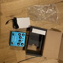 Modrý kytarový efekt s nápisy strymon a BlueSky reverb. Na horní straně jsou tři ovládací knoflíky, dva přepínače a jedna zásuvka. Součástí je napáje…