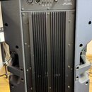 Zadní strana černého aktivního reproduktoru značky RCF. V horní části je ovládací panel s nápisy INPUT, OUTPUT, LINEMICRO, VOICE, MUSIC, LIMIT., OPER…