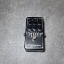 Černý kytarový efekt s nápisy METAL MUFF a electro-harmonix NEW YORK CITY, USA. Na horní straně jsou čtyři černé ovládací knoflíky a popisky TREBLE,…