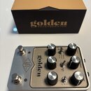 Stříbrný efektový pedál s nápisem golden REVERBERATOR a logem v kosočtverci. Na horní straně jsou tři řady ovládacích prvků: knoflíky s označením BAS…
