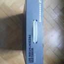 Kartonová krabice v šedé barvě s bílými nápisy. Na boku je vidět logo a název značky SENNHEISER oraz text XS WIRELESS PRESENTATION SET. Krabice má in…