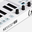Bílá klávesová kontrola s černými a bílými klávesami. Na spodním panelu je nápis KEYSTEP 37 a pod ním text CONTROLLER & SEQUENCER. Jsou zde vidět ovl…