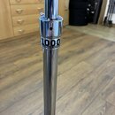 Detail chromovaného kovového stojanu. Na středové části je černý nápis 1000 HARDWARE SERIES. Povrch je lesklý, s viditelnými odrazy okolí.