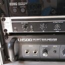 Fotografie zachycuje tři rackové jednotky v kovovém case. Horní zařízení je černý ladič s nápisem KORG pitchblack PRO RACKMOUNT TUNER a dvěma tlačítk…