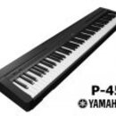 Černý digitální piano s bílými a černými klávesami. Vedle nástroje je uveden nápis P-45 a logo YAMAHA. Povrch nástroje vypadá čistě a bez viditelného…