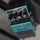 Modrá efektová pedál s bílým nápisem Slicer SL-2 a logem BOSS. Na horní části jsou ovládací prvky Balance, Attack, Variation a přepínače Tremolo (Dua…