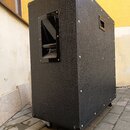 Černý basový nebo kytarový kombozesilovač s povrchem z texturovaného vinylu. Na předním panelu je vidět logo Marshall a černá ochranná mřížka s kovov…