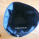 Černá textilní taška s zipem, zobrazená z pohledu do otevřeného vnitřku. Na spodní části je bílé logo s nápisem MAPEX. Povrch materiálu vykazuje mírn…