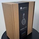 Hnědá kartonová krabice s černým papírovým obalem. Na obalu je fotografie sluchátek a nápisy HIFIMAN, Innovating the Art of Listening, Edition XS a H…