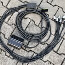Sada černých kabelů s rozbočovacím konektorem. Na jednom konci je společný plastový blok s čtyřmi výstupními konektory, na druhém konci jsou čtyři sa…