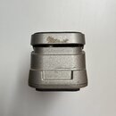 Stříbrný kovový předmět cylindrického tvaru s černou základnou a horní částí. Na horním okraji je viditelné opotřebení povrchu ve formě odřenin a šmo…