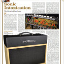 Fotografie zachycuje stránku z časopisu Vintage Guitar magazine, konkrétně sekci Gear Reviews. Hlavním motivem je kytarový kombozesilovač značky VICT…