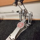 Stříbrný kovový pedál basového bubnu s dvěma černými gumovými plnicemi. Na základní desce je červený kulatý nápis SONOR GERMANY SINCE 1875. Mechanism…